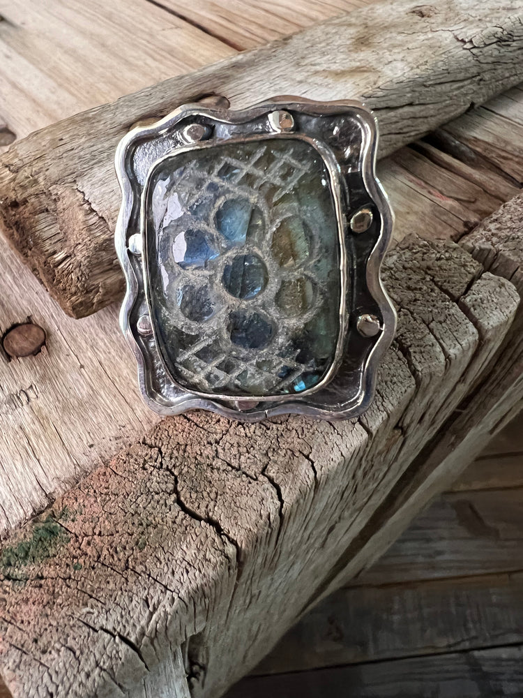 Daisy in Labradorite